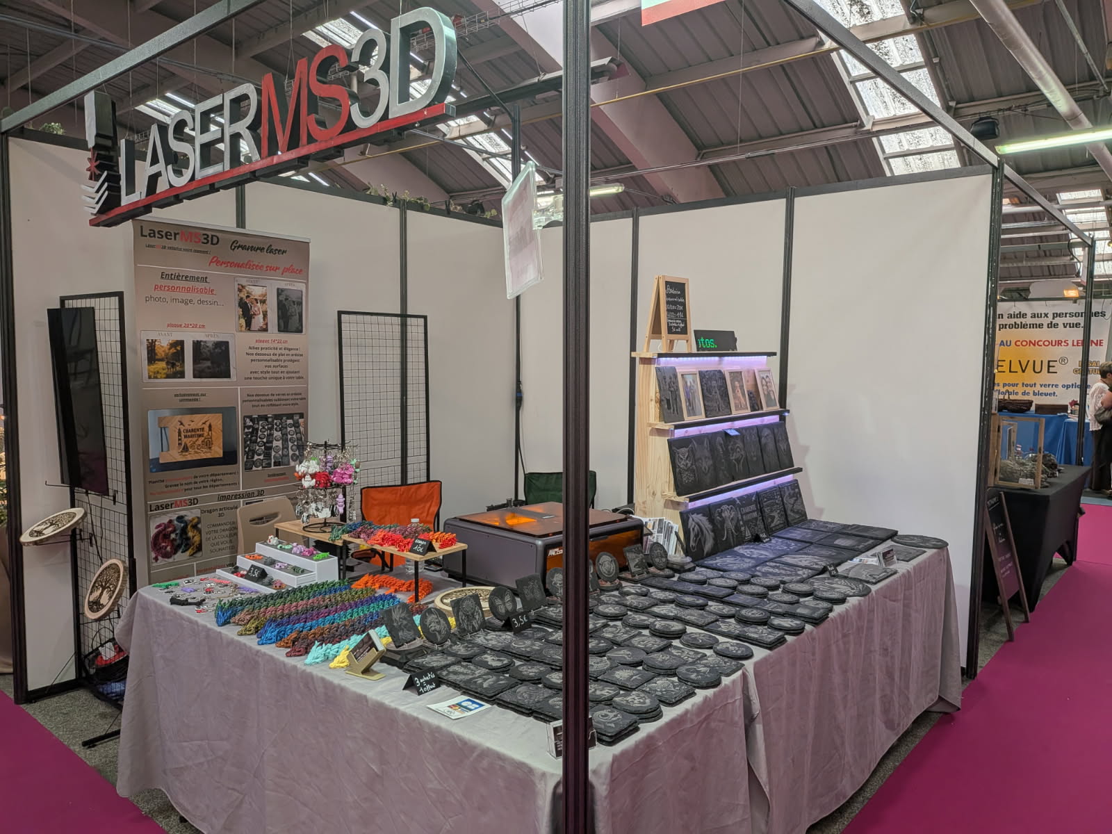 Vue d'ensemble du stand LaserMS3D — barnum, bannière et présentation des produits